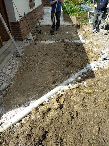 Création d'un devant de garage en pavés autobloquants et d'un trottoir effectué par votre paysagiste sur la commune de BUYSSCHEURE
