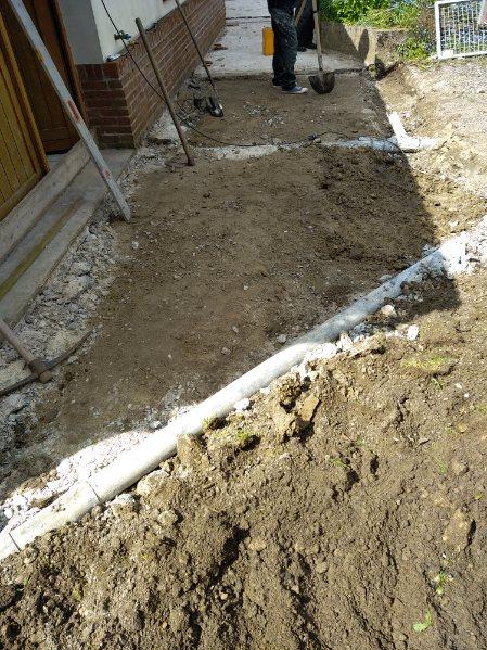 Création d'un devant de garage en pavés autobloquants et d'un trottoir effectué par votre paysagiste sur la commune de BUYSSCHEURE