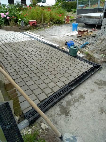 Création d'un devant de garage en pavés autobloquants et d'un trottoir effectué par votre paysagiste sur la commune de BUYSSCHEURE
