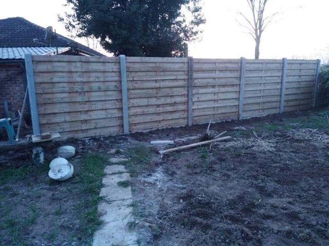 Pose d'une clôture béton/bois effectué par votre paysagiste Bridenne michael à Esquelbecq