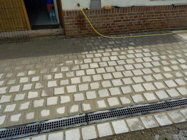 Création d'un devant de garage en pavés autobloquants et d'un trottoir effectué par votre paysagiste sur la commune de BUYSSCHEURE