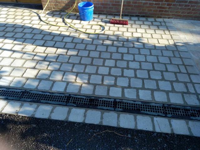 Création d'un devant de garage en pavés autobloquants et d'un trottoir effectué par votre paysagiste sur la commune de BUYSSCHEURE