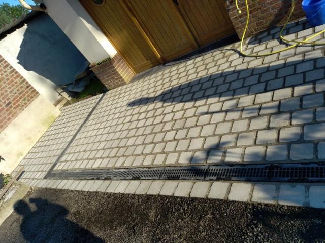 Création d'un devant de garage en pavés autobloquants et d'un trottoir effectué par votre paysagiste sur la commune de BUYSSCHEURE