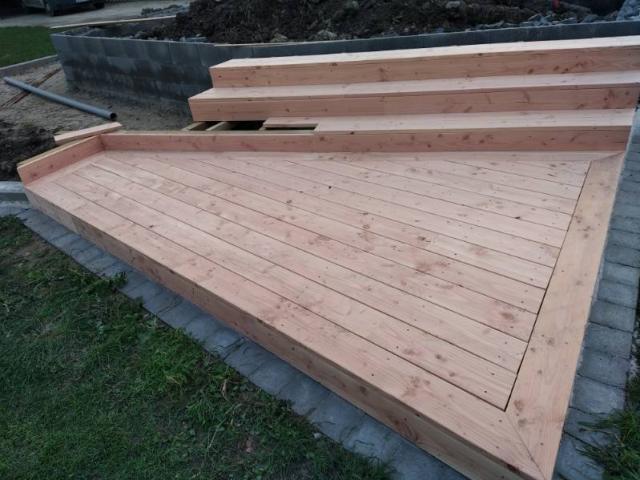 Création d'une terrasse en bois effectué par votre paysagiste BRIDENNE Michael à Volckerinckhove